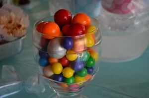 Saiba como organizar uma festa especial para a pessoa amada! Vidro com Jujuba